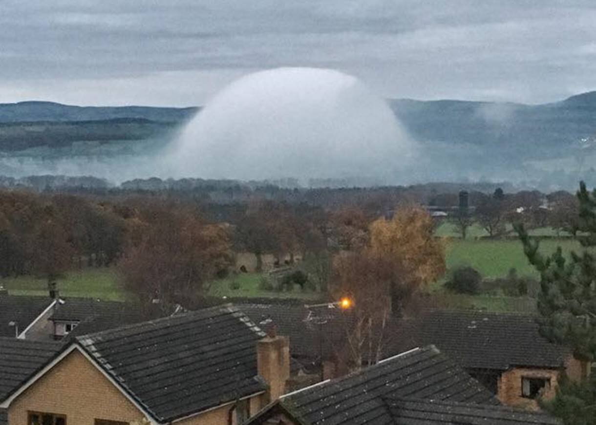 Galles, spettacolare cupola di nebbia in campagna