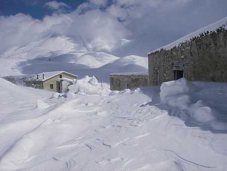 Umbria: forti nevicate nella zona di Norcia, migliaia di case senza energia elettrica