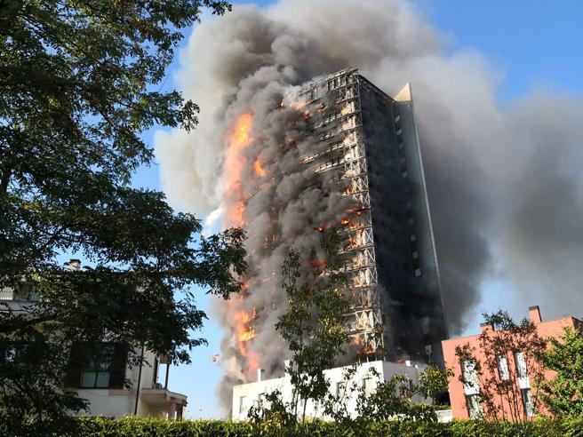 Ultim'ora: grosso incendio su grattacielo di Milano, in fiamme palazzo in via Antonini
