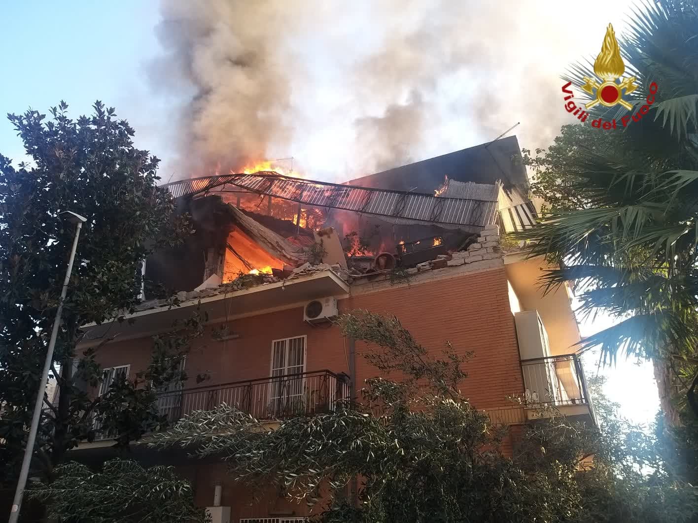 Roma: crolla palazzina in seguito a esplosione, almeno 4 feriti e si cercano eventuali dispersi