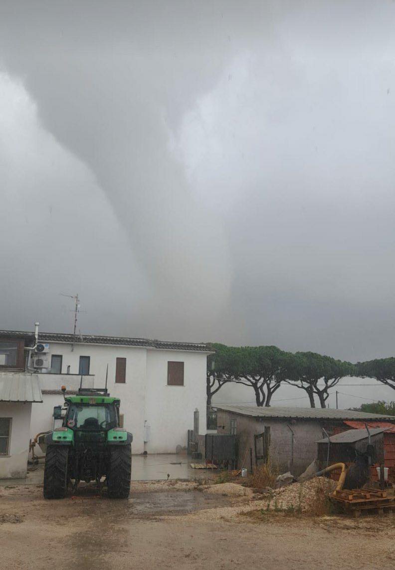 Ultim'ora: grosso tornado si abbatte sulla pianura pontina, nel Lazio: serre e aziende distrutte