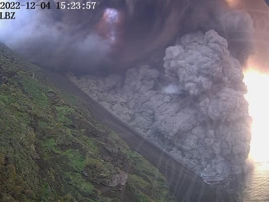 Forte esplosione a Stromboli: imponente colonna di fumo e cenere
